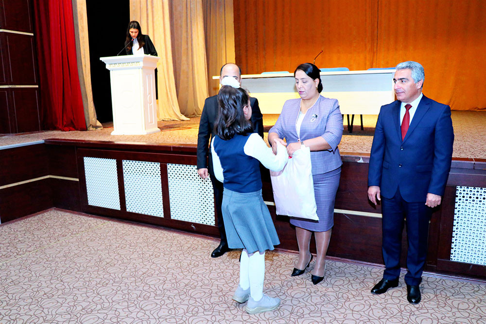 Sosial qayğıya ehtiyacı olan şagirdlərə qış geyimləri verilib<font color=red> - FOTOLAR</font>