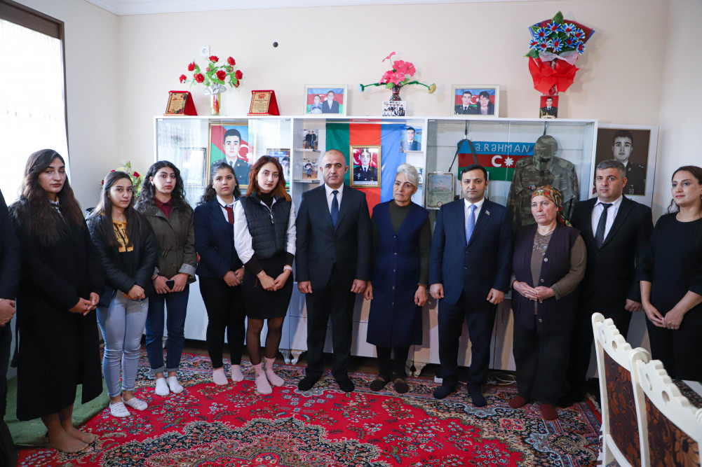 Gənclər Babəkdə şəhid ailələrini və məzarlarını ziyarət ediblər<font color=red> - FOTOLAR</font>