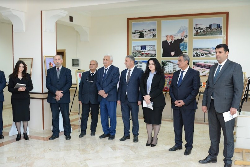 Tələbələrin tikmə işləri nümayiş olunub<font color=red> - FOTOLAR</font>