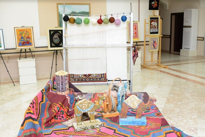 Tələbələrin tikmə işləri nümayiş olunub<font color=red> - FOTOLAR</font>