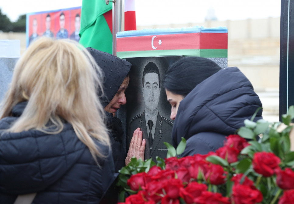 Hərbi helikopterin qəzaya uğraması nəticəsində həlak olan hərbi qulluqçuların xatirəsi anılıb<font color=red> - FOTOLAR</font>