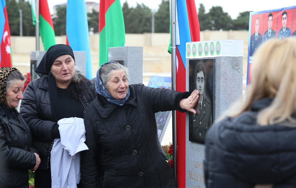 Hərbi helikopterin qəzaya uğraması nəticəsində həlak olan hərbi qulluqçuların xatirəsi anılıb<font color=red> - FOTOLAR</font>