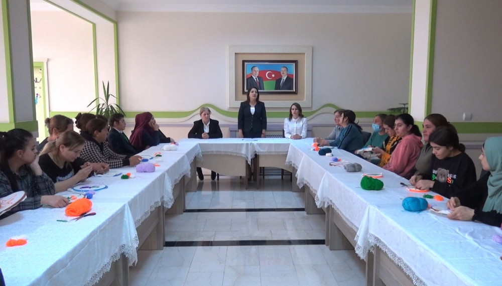 “Fiziki əngəl qurub-yaratmaq şövqünə mane deyil” mövzusunda bədii tikmə təlimi keçirilib<font color=red> - FOTOLAR</font>
