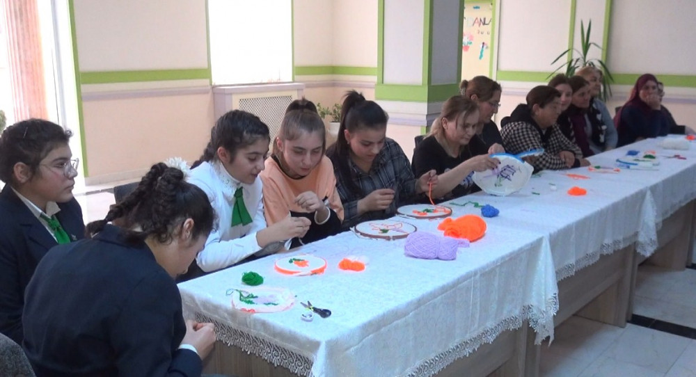 “Fiziki əngəl qurub-yaratmaq şövqünə mane deyil” mövzusunda bədii tikmə təlimi keçirilib<font color=red> - FOTOLAR</font>