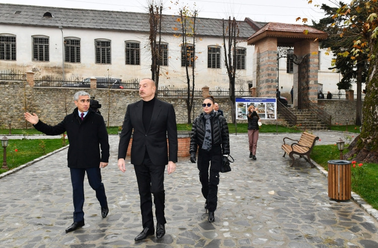 Şəki Xan məscidi-qəbiristanlıq kompleksi Heydər Əliyev Fondu tərəfindən bərpa olunub<font color='red'> - YENİLƏNİB</font><font color=red> - FOTOLAR</font>
