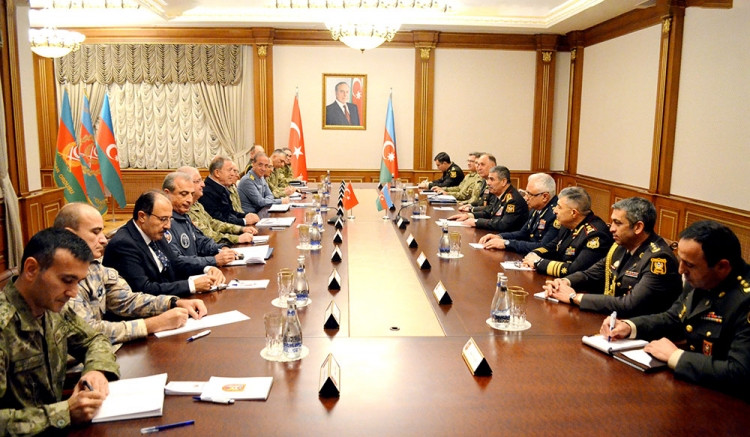 Azərbaycanın müdafiə naziri Türkiyənin milli müdafiə naziri ilə görüşüb<font color=red> - FOTOLAR</font>