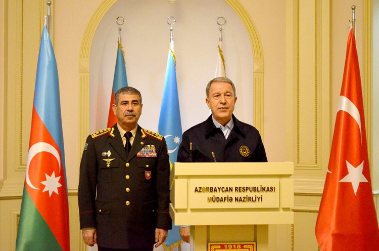 Azərbaycanın müdafiə naziri Türkiyənin milli müdafiə naziri ilə görüşüb<font color=red> - FOTOLAR</font>