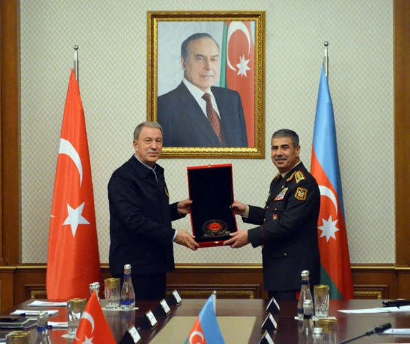 Azərbaycanın müdafiə naziri Türkiyənin milli müdafiə naziri ilə görüşüb<font color=red> - FOTOLAR</font>
