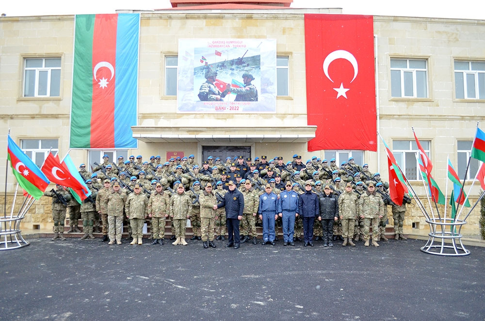 “Qardaş yumruğu” təliminin şəxsi heyəti təltif olunub<font color=red> - FOTOLAR</font>