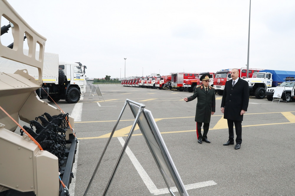 Prezident İlham Əliyev yeni alınmış xüsusi təyinatlı texnikalar və təcili tibbi yardım avtomobilləri ilə tanış olub<font color='red'> - YENİLƏNİB</font><font color=red> - FOTOLAR</font>