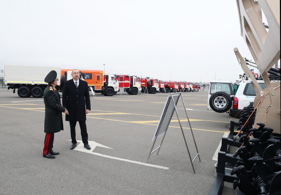 Prezident İlham Əliyev yeni alınmış xüsusi təyinatlı texnikalar və təcili tibbi yardım avtomobilləri ilə tanış olub<font color='red'> - YENİLƏNİB</font><font color=red> - FOTOLAR</font>