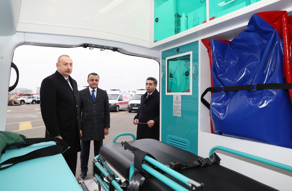 Prezident İlham Əliyev yeni alınmış xüsusi təyinatlı texnikalar və təcili tibbi yardım avtomobilləri ilə tanış olub<font color='red'> - YENİLƏNİB</font><font color=red> - FOTOLAR</font>