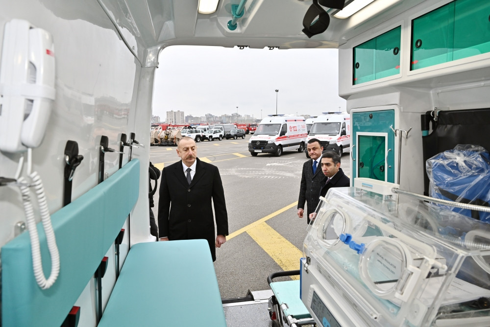 Prezident İlham Əliyev yeni alınmış xüsusi təyinatlı texnikalar və təcili tibbi yardım avtomobilləri ilə tanış olub<font color='red'> - YENİLƏNİB</font><font color=red> - FOTOLAR</font>