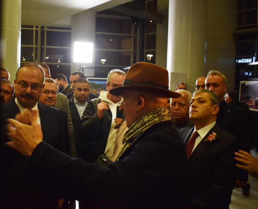Bursada Reza Deqatinin fotosərgisi açılıb<font color=red> - FOTOLAR</font>