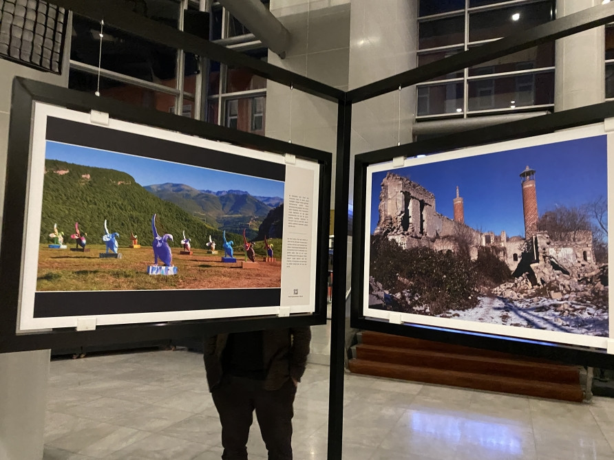 Bursada Reza Deqatinin fotosərgisi açılıb<font color=red> - FOTOLAR</font>