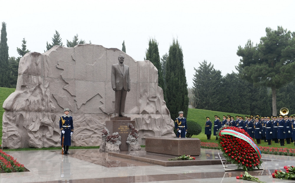 Bugünkü qüdrətli Azərbaycan Heydər Əliyev ideyalarının təntənəsidir<font color='red'> - FOTOKOMPOZİSİYA</font><font color=red> - FOTOLAR</font>
