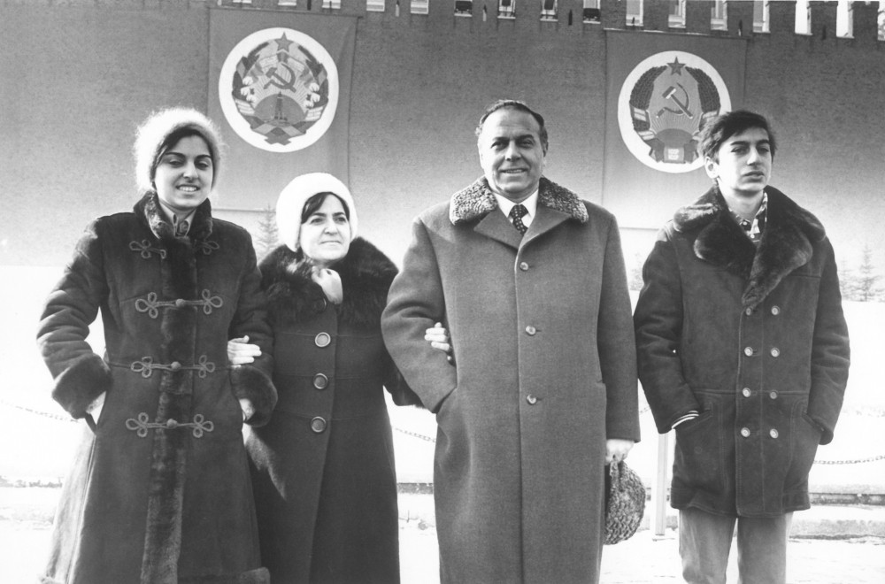 Bugünkü qüdrətli Azərbaycan Heydər Əliyev ideyalarının təntənəsidir<font color='red'> - FOTOKOMPOZİSİYA</font><font color=red> - FOTOLAR</font>