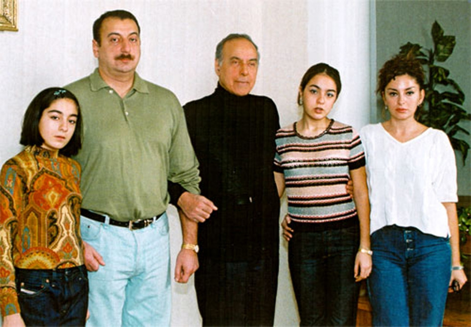 Bugünkü qüdrətli Azərbaycan Heydər Əliyev ideyalarının təntənəsidir<font color='red'> - FOTOKOMPOZİSİYA</font><font color=red> - FOTOLAR</font>