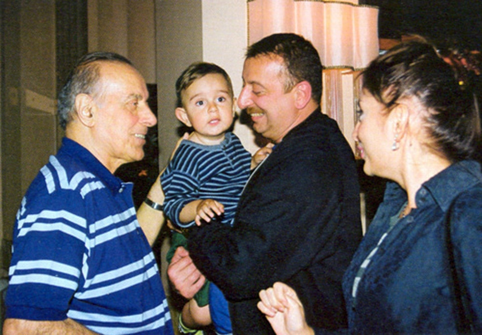 Bugünkü qüdrətli Azərbaycan Heydər Əliyev ideyalarının təntənəsidir<font color='red'> - FOTOKOMPOZİSİYA</font><font color=red> - FOTOLAR</font>