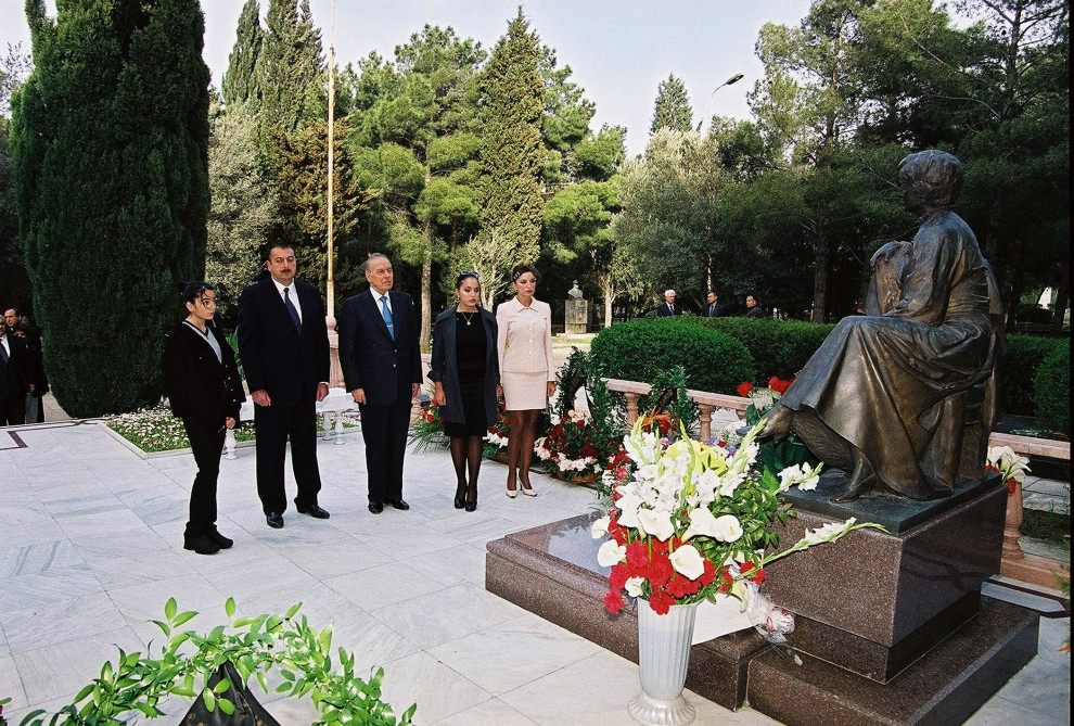 Bugünkü qüdrətli Azərbaycan Heydər Əliyev ideyalarının təntənəsidir<font color='red'> - FOTOKOMPOZİSİYA</font><font color=red> - FOTOLAR</font>