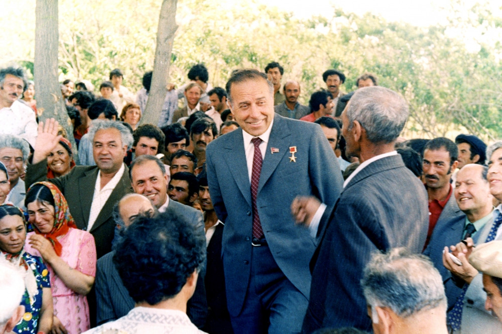 Bugünkü qüdrətli Azərbaycan Heydər Əliyev ideyalarının təntənəsidir<font color='red'> - FOTOKOMPOZİSİYA</font><font color=red> - FOTOLAR</font>