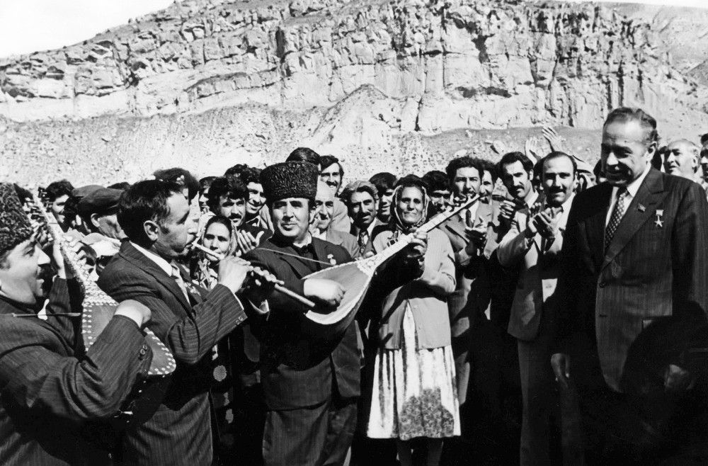 Bugünkü qüdrətli Azərbaycan Heydər Əliyev ideyalarının təntənəsidir<font color='red'> - FOTOKOMPOZİSİYA</font><font color=red> - FOTOLAR</font>
