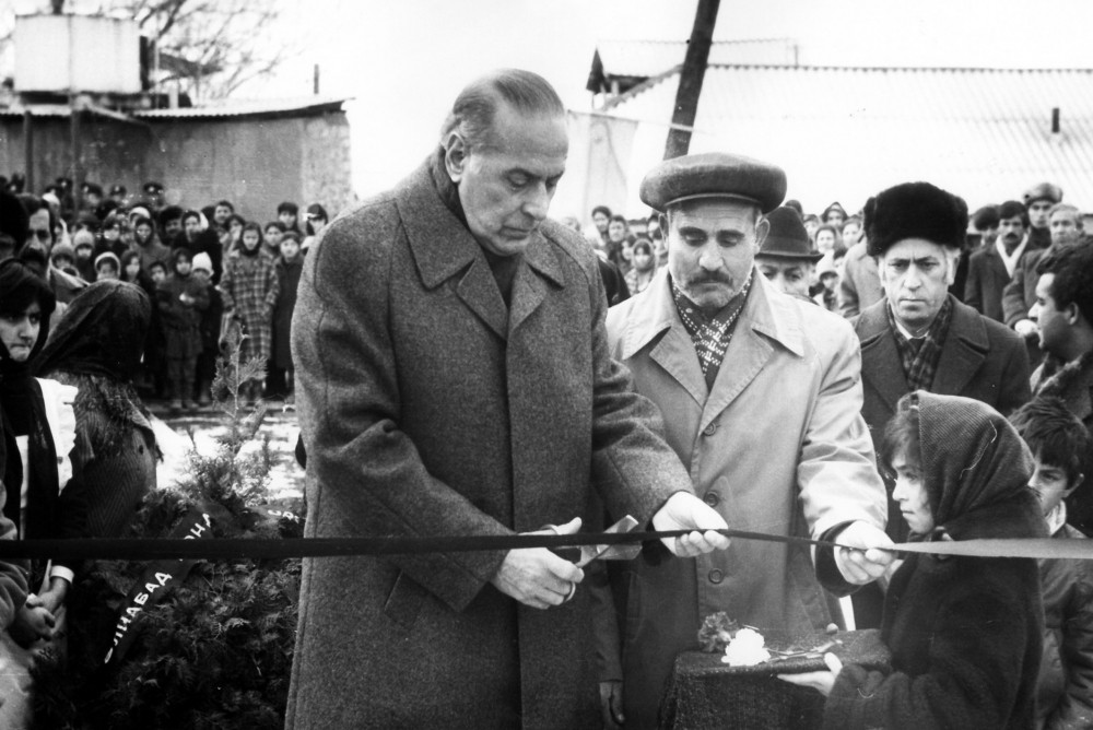 Bugünkü qüdrətli Azərbaycan Heydər Əliyev ideyalarının təntənəsidir<font color='red'> - FOTOKOMPOZİSİYA</font><font color=red> - FOTOLAR</font>