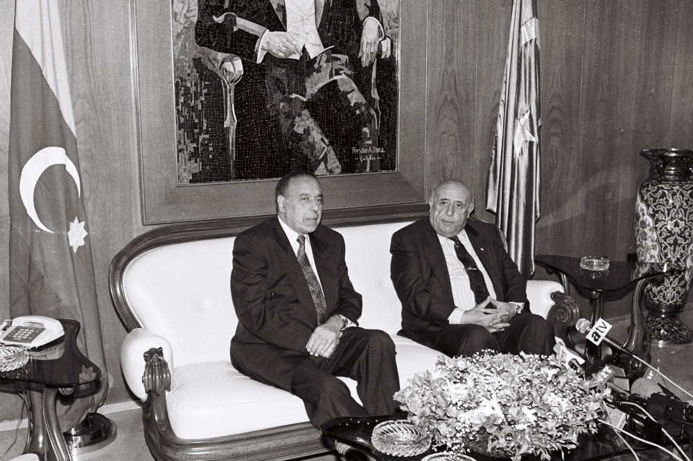 Bugünkü qüdrətli Azərbaycan Heydər Əliyev ideyalarının təntənəsidir<font color='red'> - FOTOKOMPOZİSİYA</font><font color=red> - FOTOLAR</font>