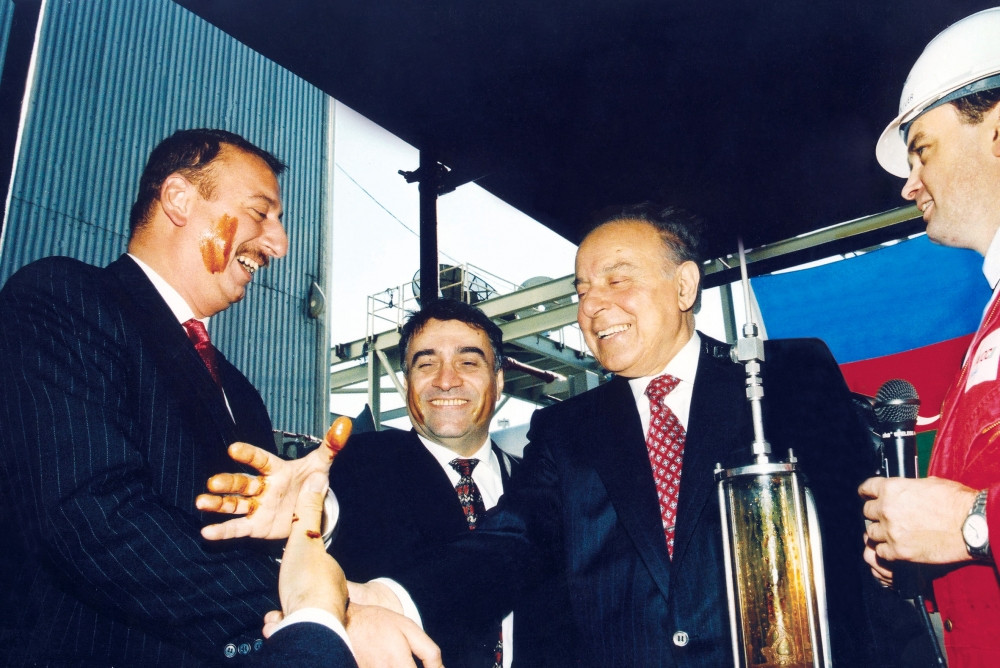 Bugünkü qüdrətli Azərbaycan Heydər Əliyev ideyalarının təntənəsidir<font color='red'> - FOTOKOMPOZİSİYA</font><font color=red> - FOTOLAR</font>