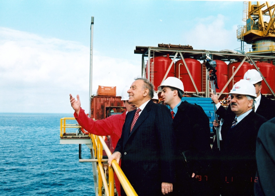 Bugünkü qüdrətli Azərbaycan Heydər Əliyev ideyalarının təntənəsidir<font color='red'> - FOTOKOMPOZİSİYA</font><font color=red> - FOTOLAR</font>