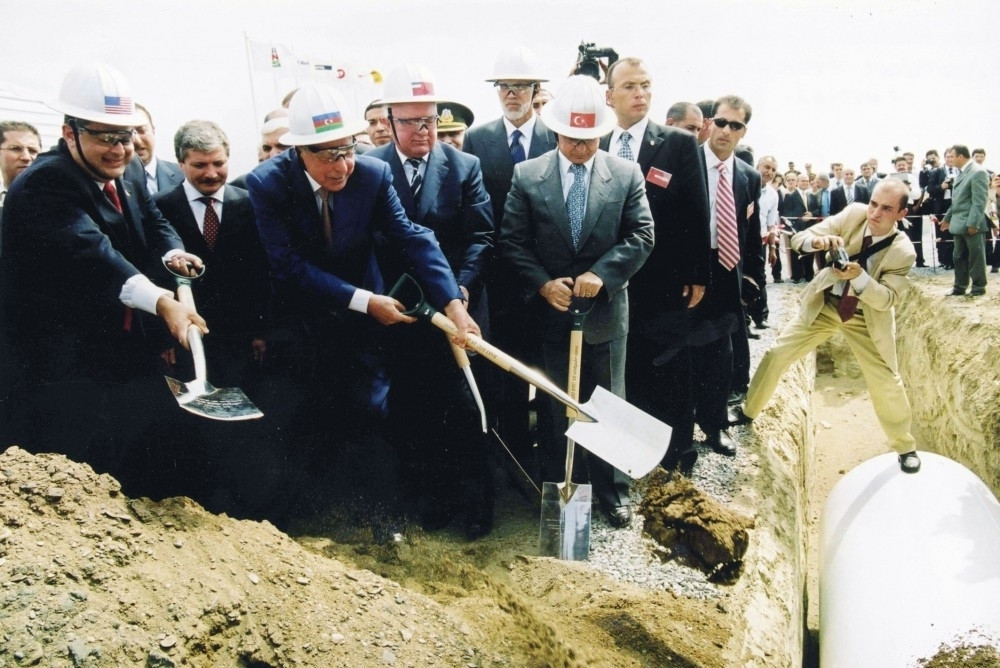 Bugünkü qüdrətli Azərbaycan Heydər Əliyev ideyalarının təntənəsidir<font color='red'> - FOTOKOMPOZİSİYA</font><font color=red> - FOTOLAR</font>