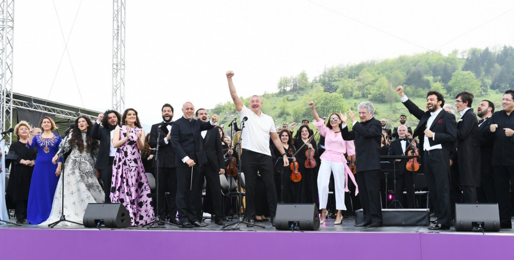 Bugünkü qüdrətli Azərbaycan Heydər Əliyev ideyalarının təntənəsidir<font color='red'> - FOTOKOMPOZİSİYA</font><font color=red> - FOTOLAR</font>