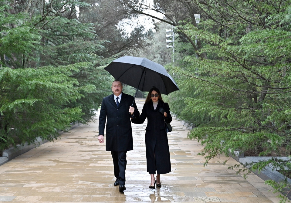 Prezident İlham Əliyev və birinci xanım Mehriban Əliyeva Ümummilli Lider Heydər Əliyevin məzarını ziyarət ediblər<font color='red'> - YENİLƏNİB</font><font color=red> - FOTOLAR</font>