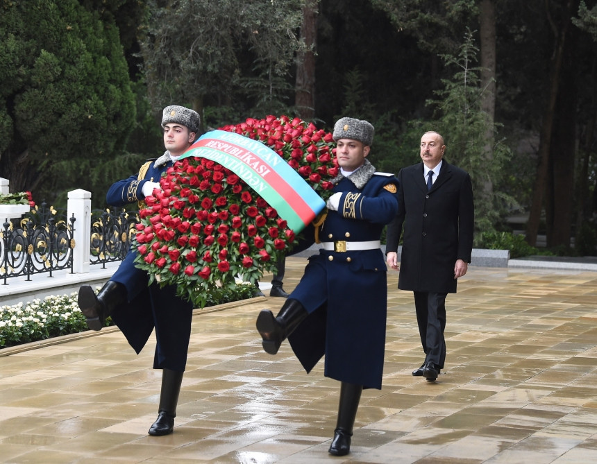Prezident İlham Əliyev və birinci xanım Mehriban Əliyeva Ümummilli Lider Heydər Əliyevin məzarını ziyarət ediblər<font color='red'> - YENİLƏNİB</font><font color=red> - FOTOLAR</font>