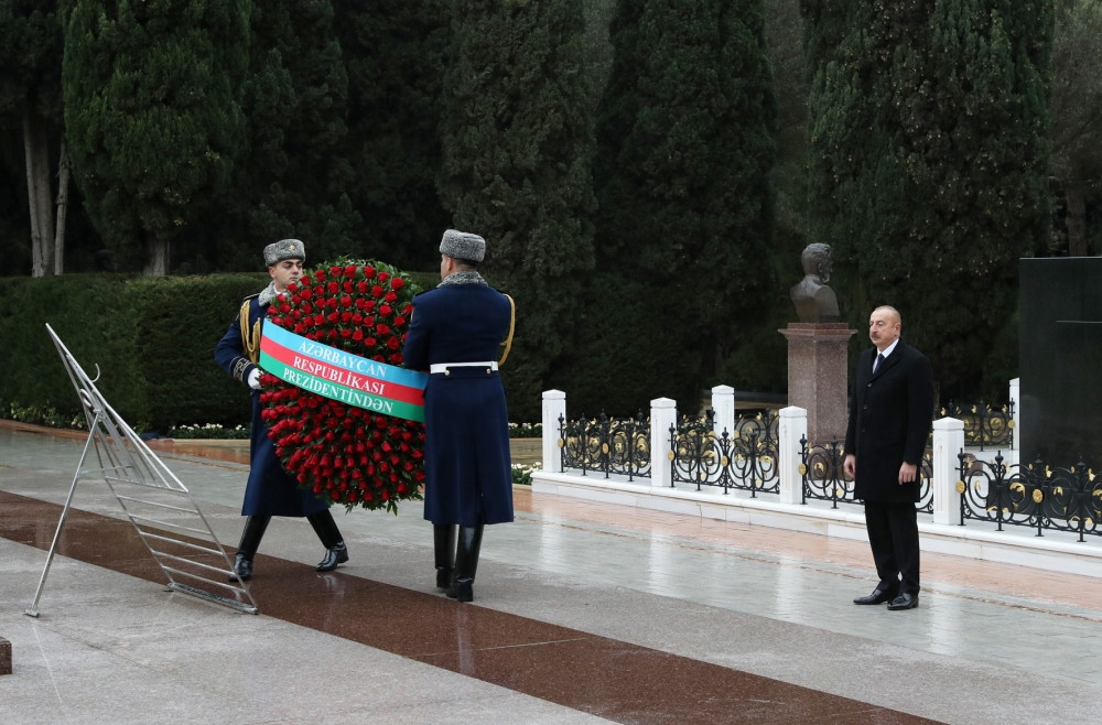 Prezident İlham Əliyev və birinci xanım Mehriban Əliyeva Ümummilli Lider Heydər Əliyevin məzarını ziyarət ediblər<font color='red'> - YENİLƏNİB</font><font color=red> - FOTOLAR</font>