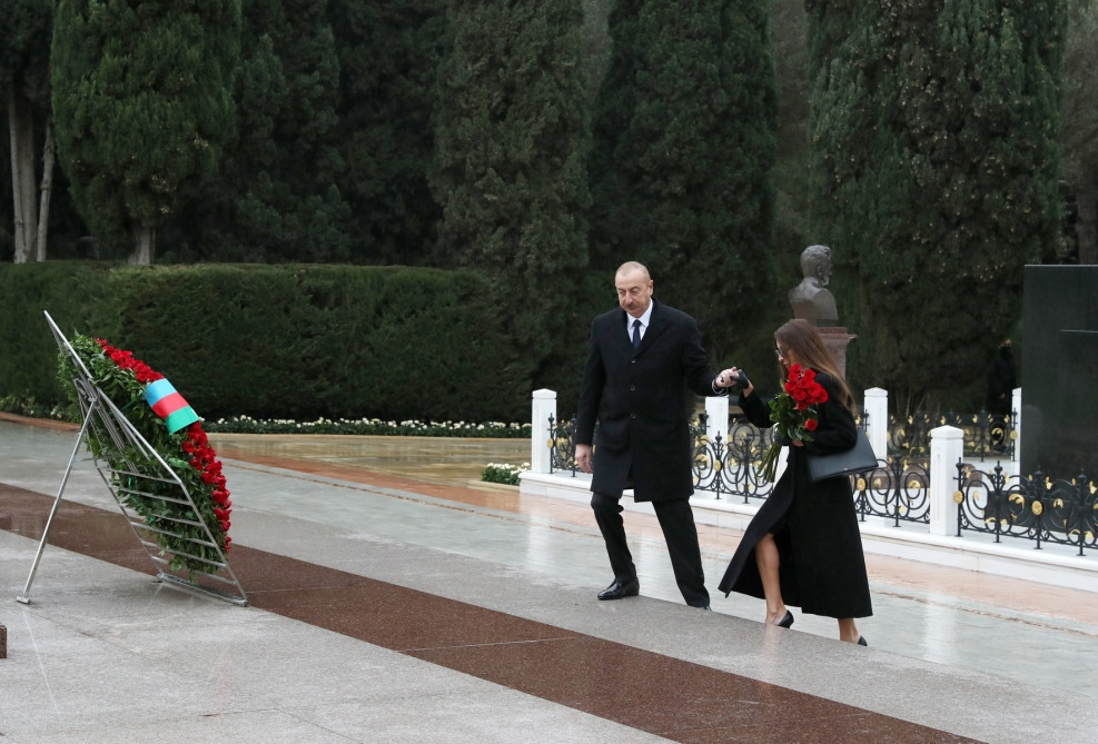 Prezident İlham Əliyev və birinci xanım Mehriban Əliyeva Ümummilli Lider Heydər Əliyevin məzarını ziyarət ediblər<font color='red'> - YENİLƏNİB</font><font color=red> - FOTOLAR</font>