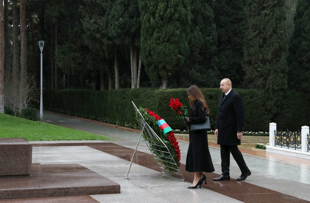 Prezident İlham Əliyev və birinci xanım Mehriban Əliyeva Ümummilli Lider Heydər Əliyevin məzarını ziyarət ediblər<font color='red'> - YENİLƏNİB</font><font color=red> - FOTOLAR</font>