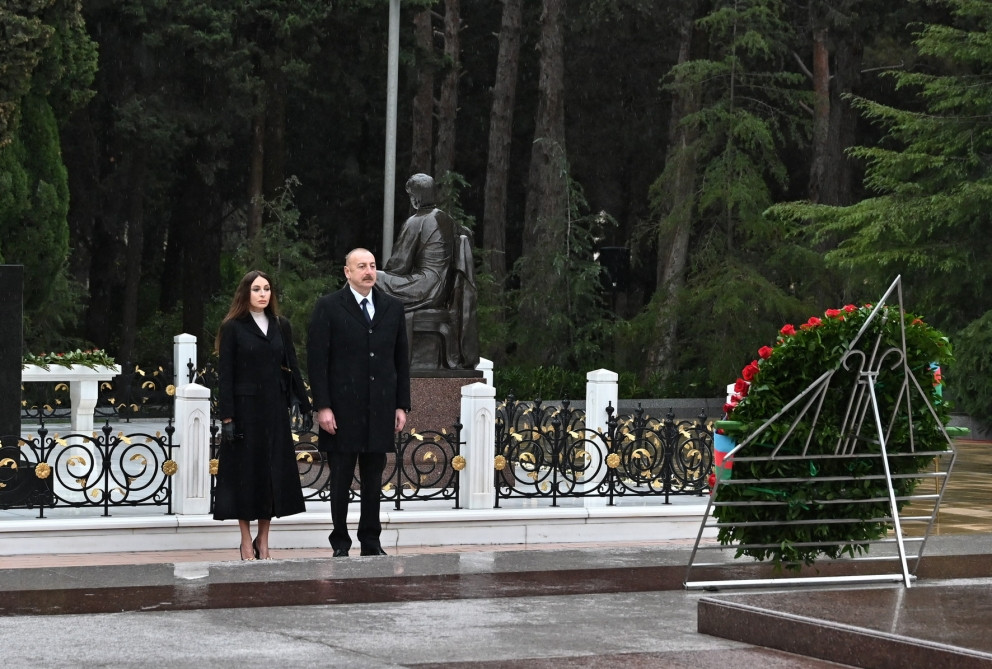 Prezident İlham Əliyev və birinci xanım Mehriban Əliyeva Ümummilli Lider Heydər Əliyevin məzarını ziyarət ediblər<font color='red'> - YENİLƏNİB</font><font color=red> - FOTOLAR</font>