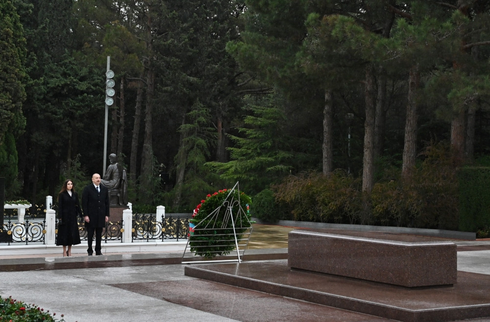 Prezident İlham Əliyev və birinci xanım Mehriban Əliyeva Ümummilli Lider Heydər Əliyevin məzarını ziyarət ediblər<font color='red'> - YENİLƏNİB</font><font color=red> - FOTOLAR</font>