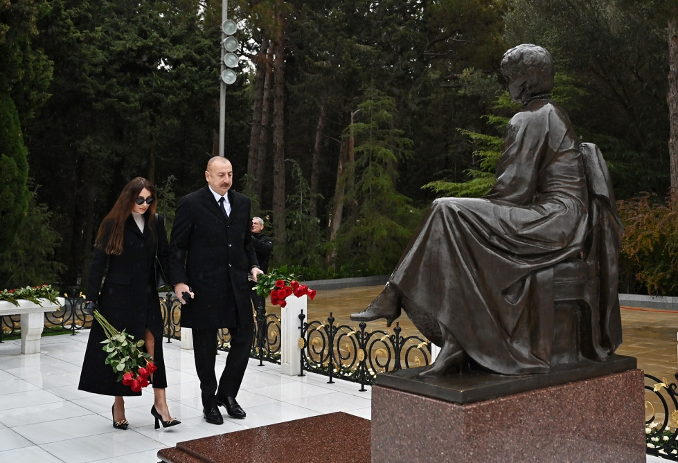 Prezident İlham Əliyev və birinci xanım Mehriban Əliyeva Ümummilli Lider Heydər Əliyevin məzarını ziyarət ediblər<font color='red'> - YENİLƏNİB</font><font color=red> - FOTOLAR</font>