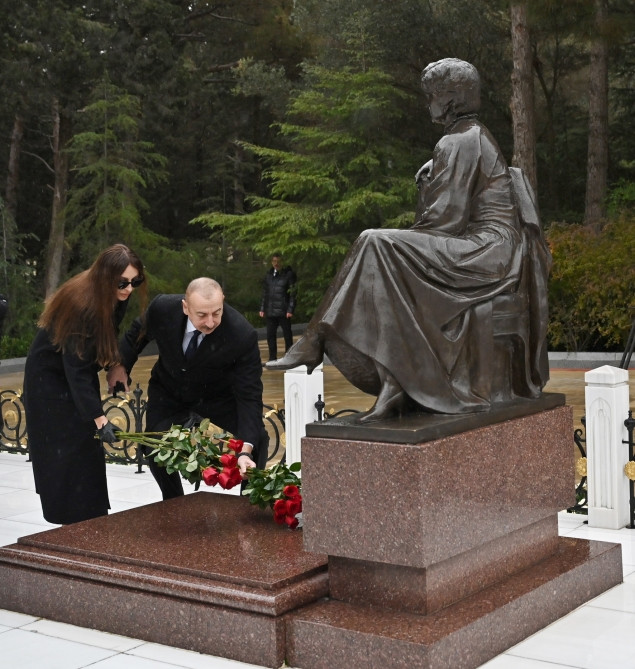 Prezident İlham Əliyev və birinci xanım Mehriban Əliyeva Ümummilli Lider Heydər Əliyevin məzarını ziyarət ediblər<font color='red'> - YENİLƏNİB</font><font color=red> - FOTOLAR</font>