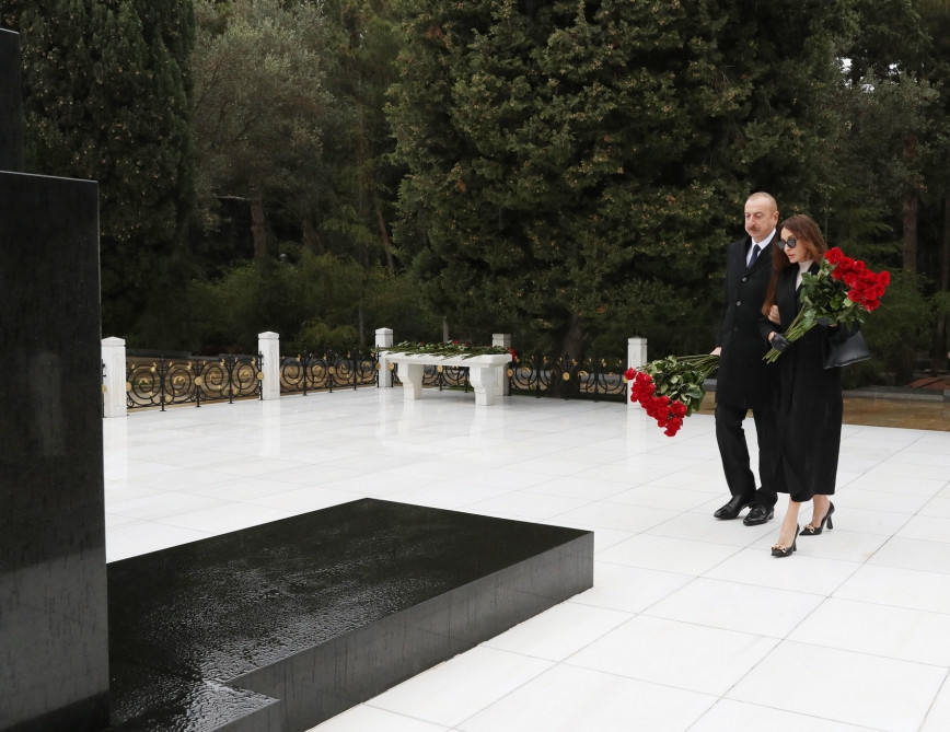 Prezident İlham Əliyev və birinci xanım Mehriban Əliyeva Ümummilli Lider Heydər Əliyevin məzarını ziyarət ediblər<font color='red'> - YENİLƏNİB</font><font color=red> - FOTOLAR</font>