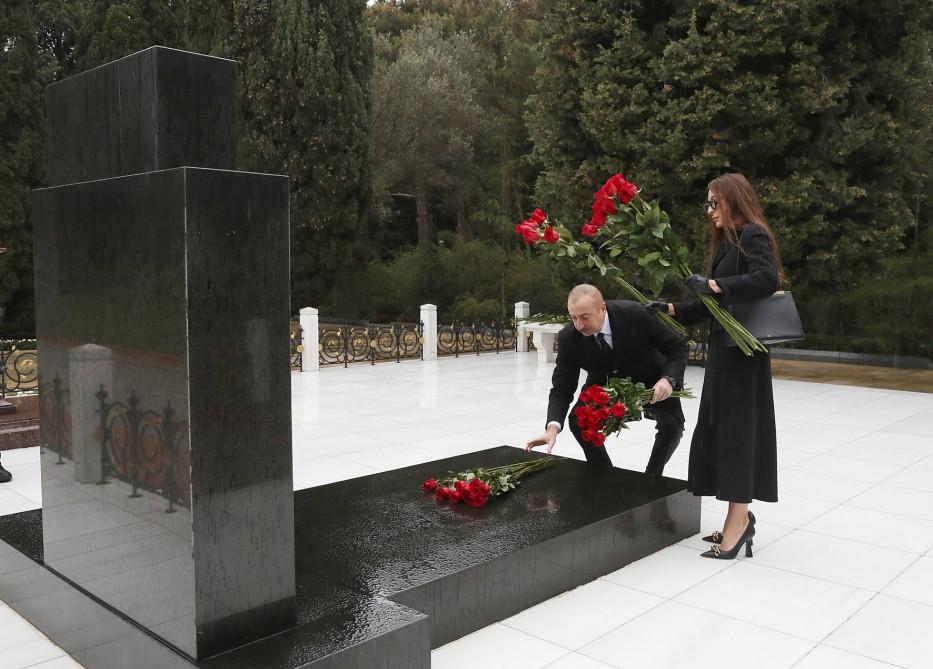 Prezident İlham Əliyev və birinci xanım Mehriban Əliyeva Ümummilli Lider Heydər Əliyevin məzarını ziyarət ediblər<font color='red'> - YENİLƏNİB</font><font color=red> - FOTOLAR</font>
