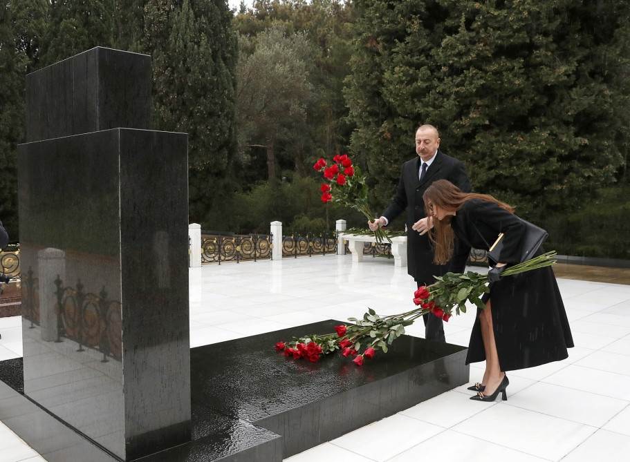 Prezident İlham Əliyev və birinci xanım Mehriban Əliyeva Ümummilli Lider Heydər Əliyevin məzarını ziyarət ediblər<font color='red'> - YENİLƏNİB</font><font color=red> - FOTOLAR</font>