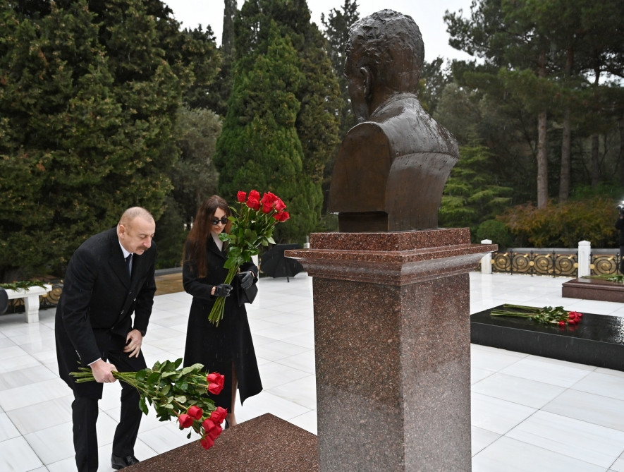 Prezident İlham Əliyev və birinci xanım Mehriban Əliyeva Ümummilli Lider Heydər Əliyevin məzarını ziyarət ediblər<font color='red'> - YENİLƏNİB</font><font color=red> - FOTOLAR</font>