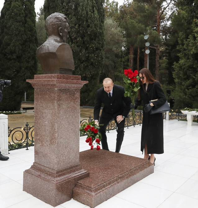 Prezident İlham Əliyev və birinci xanım Mehriban Əliyeva Ümummilli Lider Heydər Əliyevin məzarını ziyarət ediblər<font color='red'> - YENİLƏNİB</font><font color=red> - FOTOLAR</font>