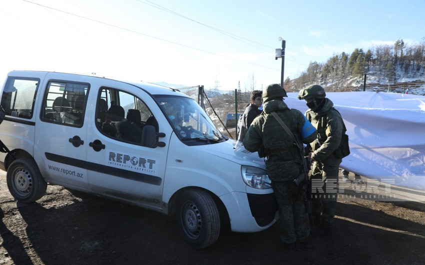 Rusiya sülhməramlılarının hərbçisi “Report”un avtomobilinə avtomat silahla zərər yetirib<font color=red> - FOTOLAR</font>