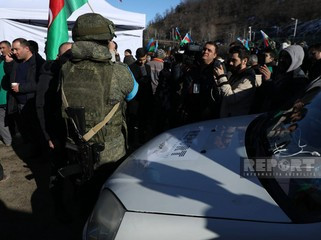 Rusiya sülhməramlılarının hərbçisi “Report”un avtomobilinə avtomat silahla zərər yetirib<font color=red> - FOTOLAR</font>