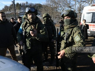 Rusiya sülhməramlılarının hərbçisi “Report”un avtomobilinə avtomat silahla zərər yetirib<font color=red> - FOTOLAR</font>