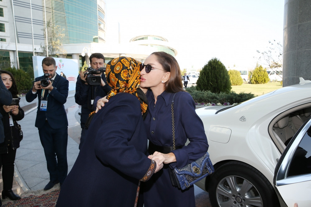 Azərbaycanın birinci xanımı Mehriban Əliyeva Türkmənbaşı şəhərində təsviri və dekorativ sənət əsərlərindən ibarət sərgilərlə tanış olub<font color=red> - FOTOLAR</font>